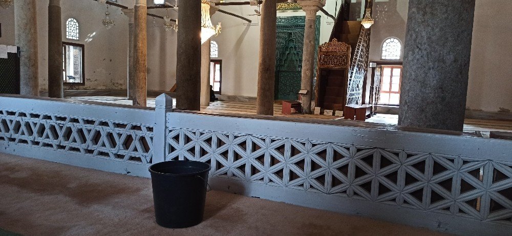 700 Yıllık Camide, Yağmura Karşı "kovalı Çözüm"