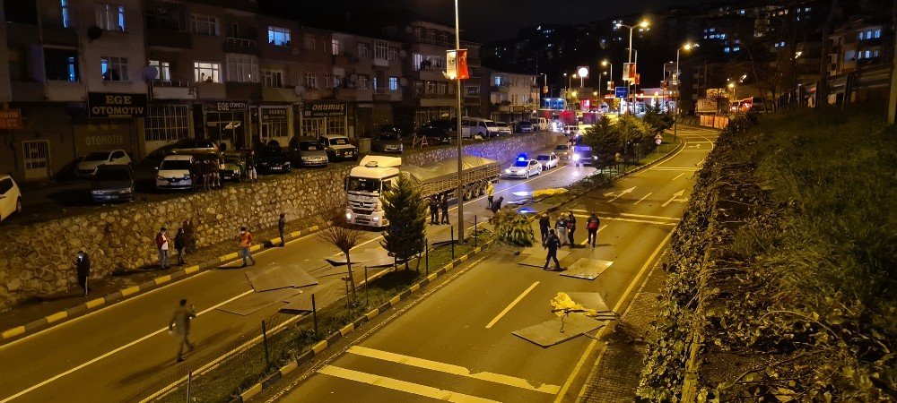 Alaplı’da Seyir Halindeki Tırdan 10 Tonluk Levha Saçlar Yola Savruldu