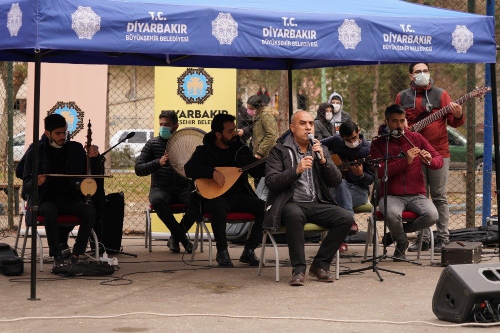 Vatandaşlar ’küçede Sanat Var’ İle Moral Buluyor