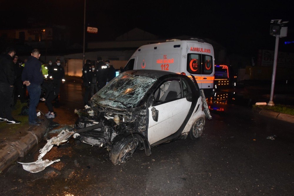 İ̇zmir’de Kontrolden Çıkan Araç Takla Attı: 2 Yaralı