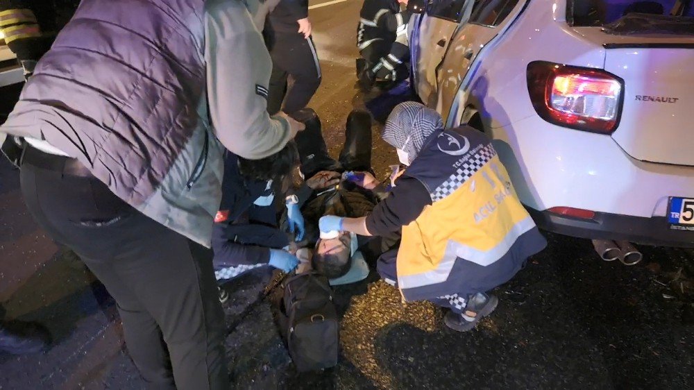 Sebze Yüklü Kamyona Arkadan Çarpan Otomobil Paramparça Oldu