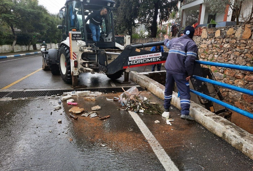 Büyükşehir Ekipleri 52 Olaya Müdahale Etti