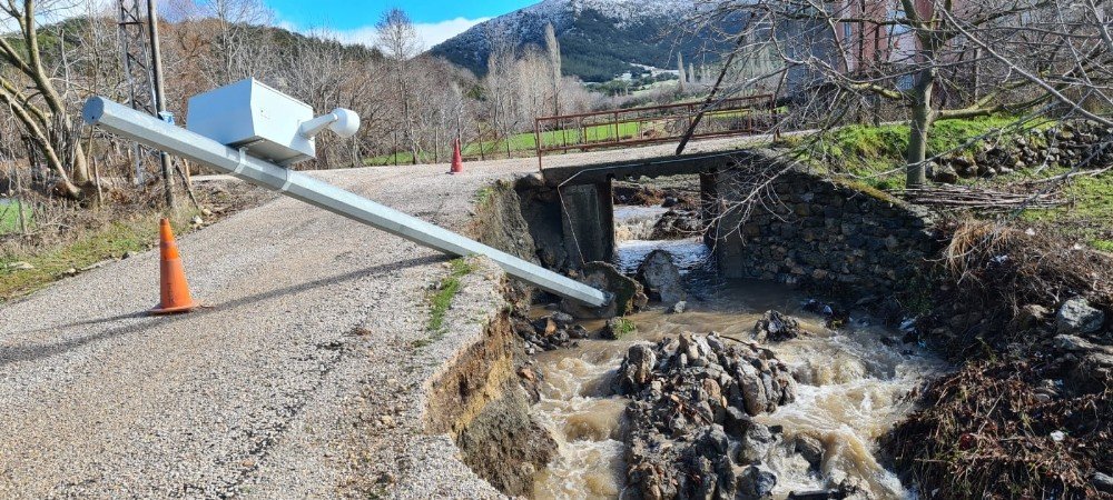 Osmaniye’de Fırtınada Yollar Kullanılamaz Hale Geldi