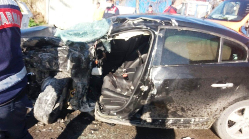Otomobil Direğe Çarpıp Takla Attı: 3 Yaralı