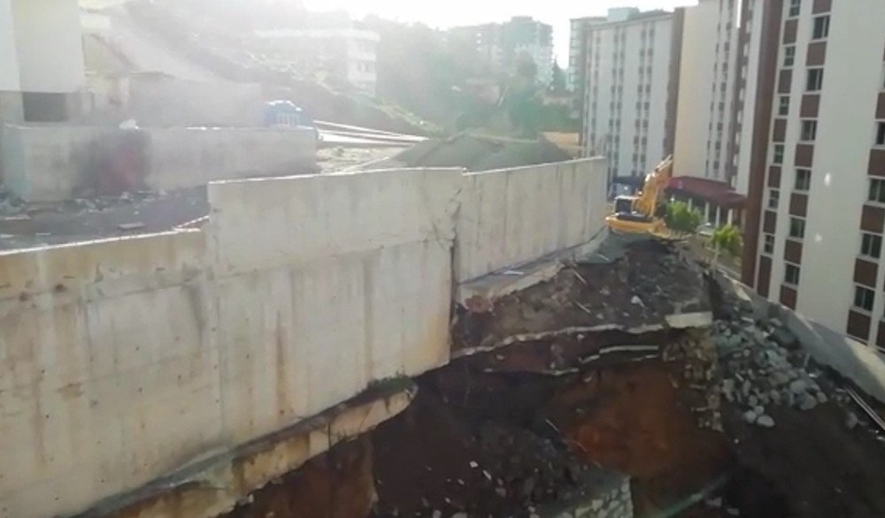 İ̇stinat Duvarı Kendiliğinden Böyle Çöktü