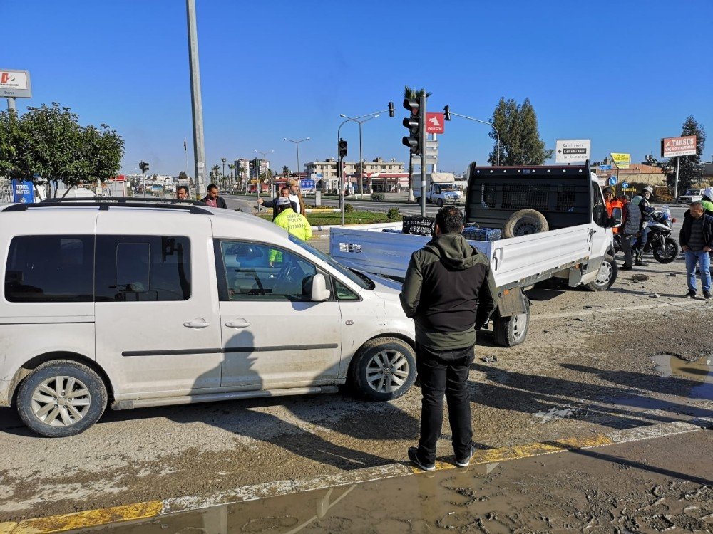 Mersin’de Kavşaktaki Kazada 4 Araç Birbirine Girdi: 1 Yaralı