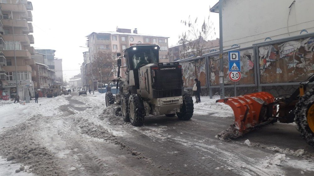 Ağrı Belediyesi Ekiplerinin Karla Mücadelesi Sürüyor