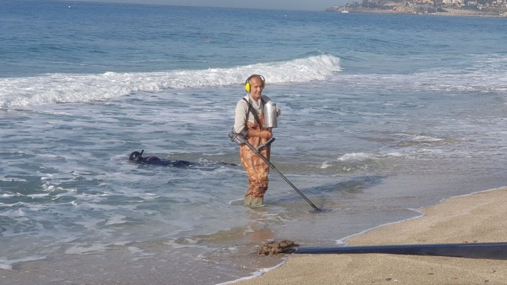 Alanya’da Fırtına Sonrası Eline Dedektör Alan Sahile Koştu