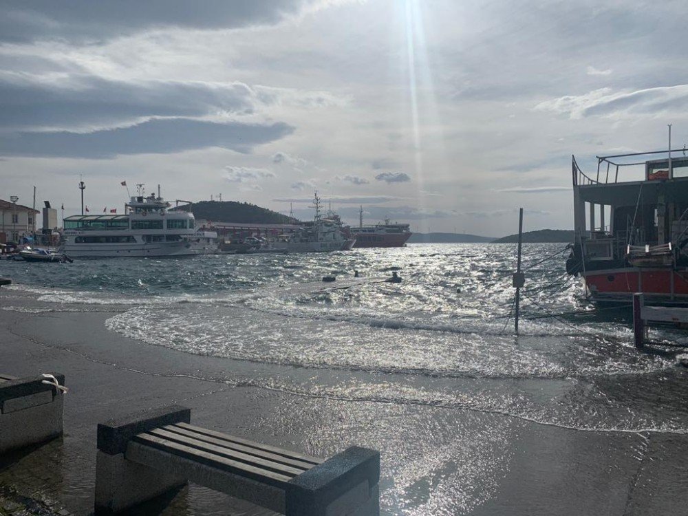 Erdek’te Lodos Etkili Oluyor