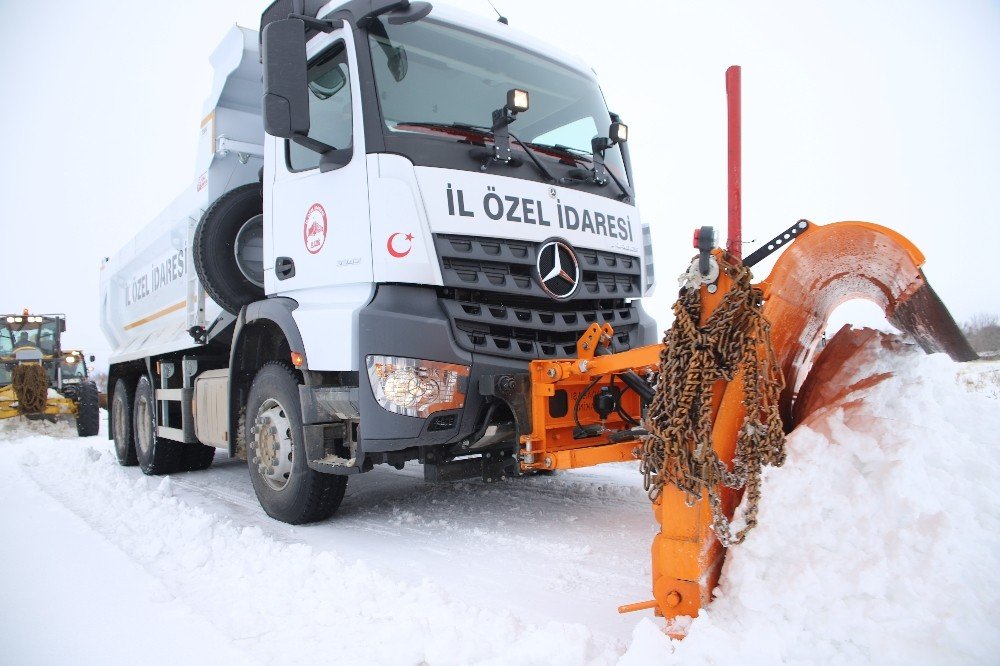 Elazığ’da Kar Nedeniyle Kapanan 148 Köy Yolu Açıldı, 121’i İçin Çalışma Sürüyor