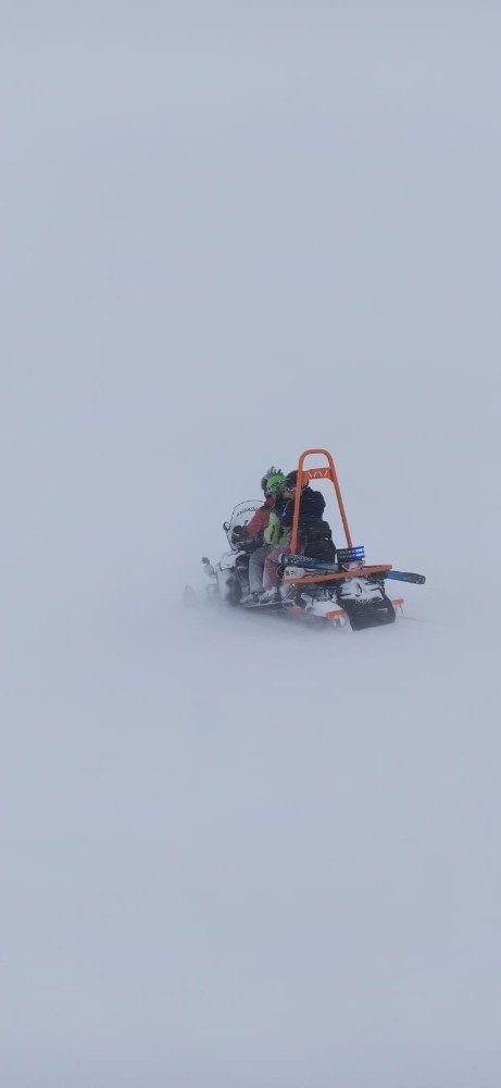 Erciyes’te Mahsur Kalan 100 Turist Jak Ekiplerince Kurtardı