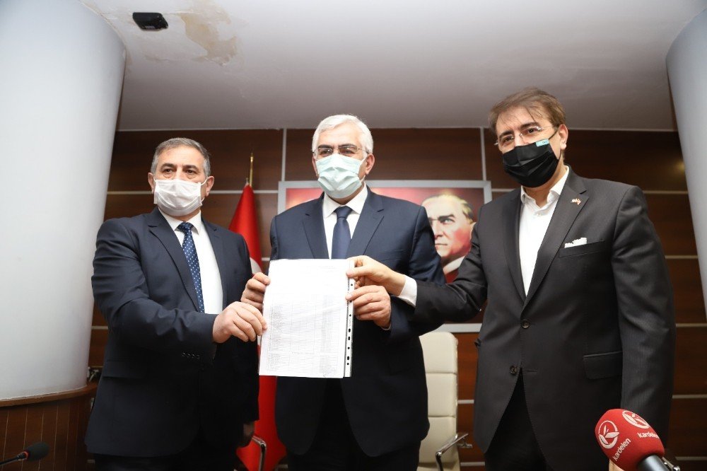 Ak Parti İ̇l Başkanı Mazbatasını Aldı