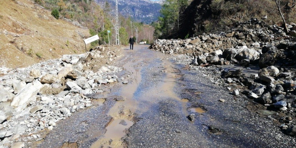 Gazipaşa’da Taşkından Kapanan Yollar Ulaşıma Açıldı