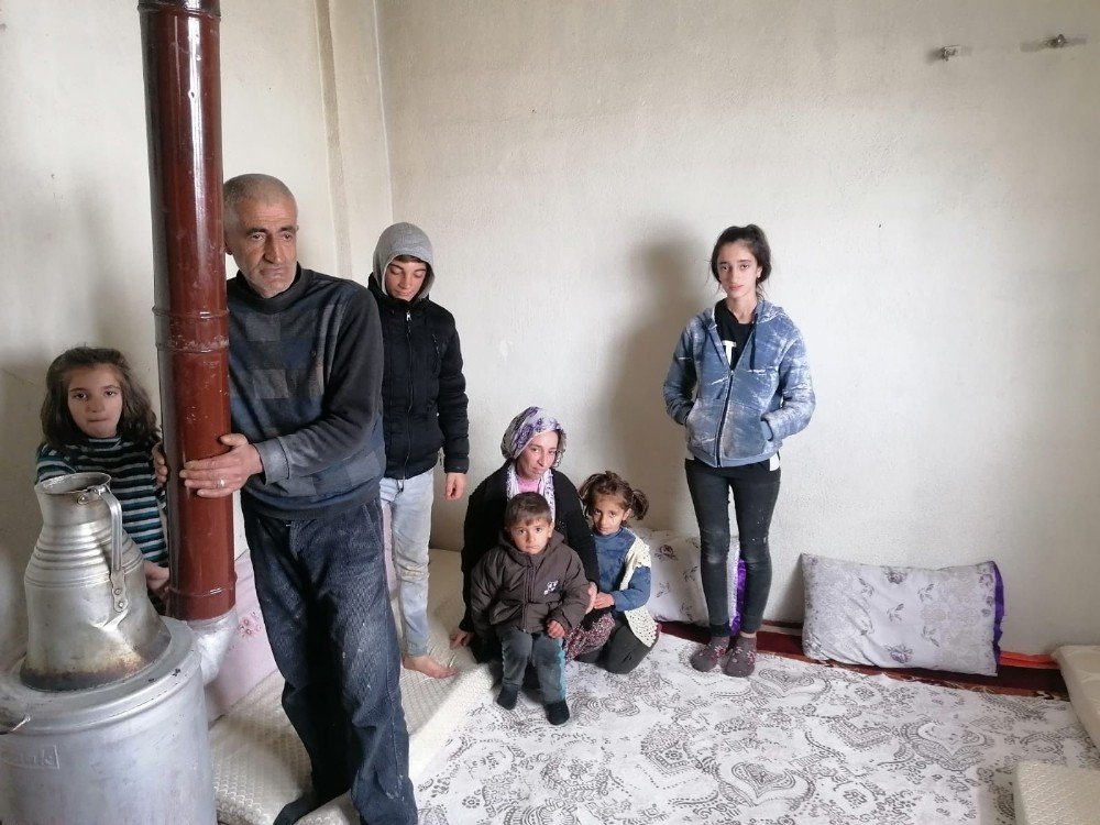 Karda Çatıları Çöken 12 Nüfuslu Aile Yardım Eli Bekliyor