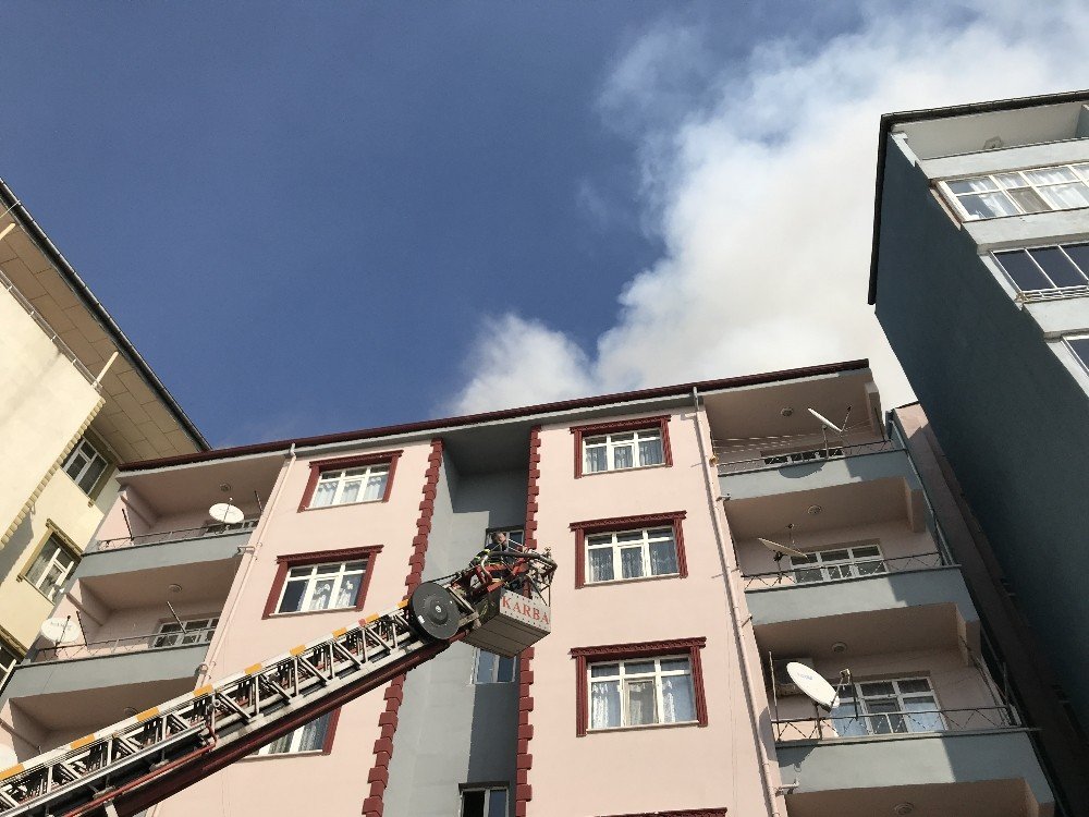 Iğdır’da Çatı Katında Çıkan Yangın Korkuttu