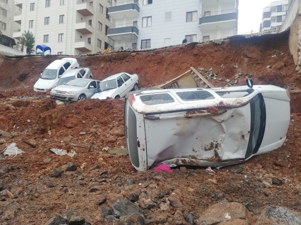 İ̇stinat Duvarı Yıkıldı Araçlar Uçuruma Yuvarlandı