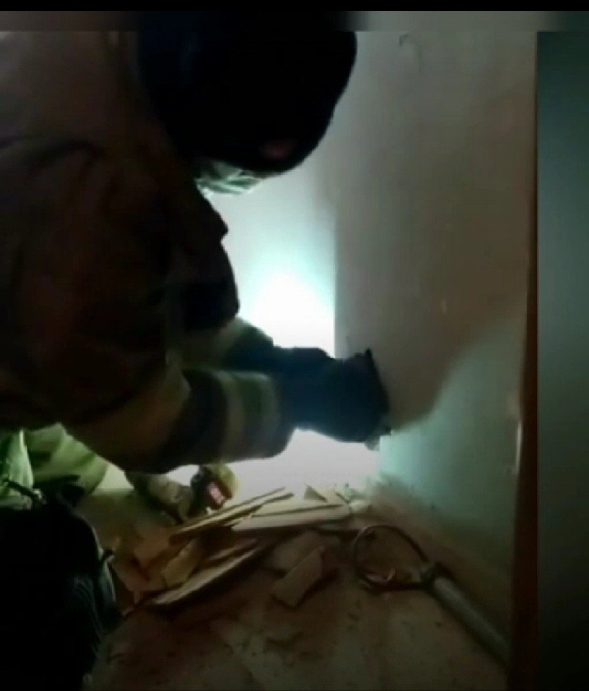 İ̇zmir’de Duvarda Sıkışan Kedi İtfaiye Tarafından Kurtarıldı
