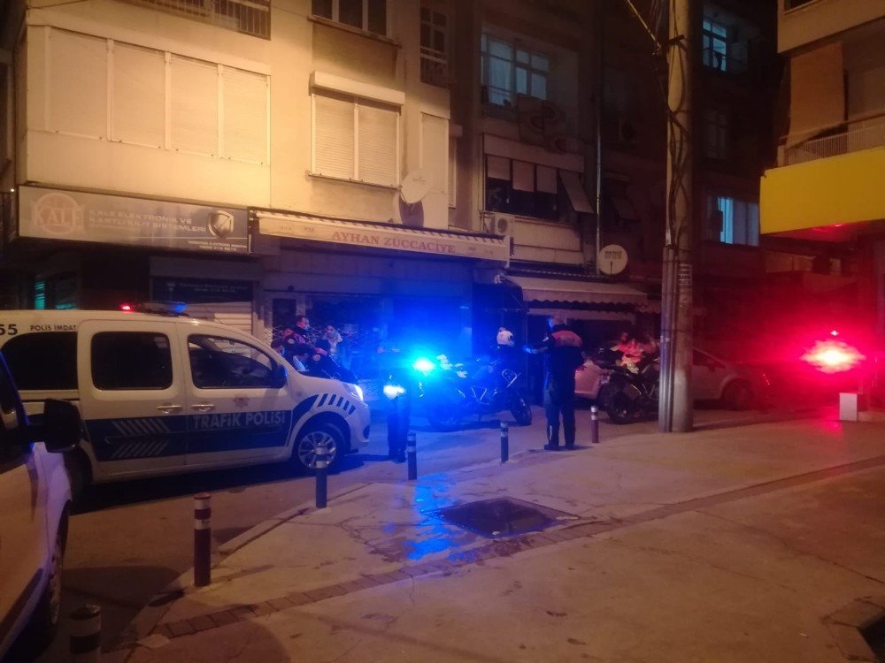 İ̇zmir’de ‘dur’ İhtarına Uymayan Araç Kaza Yaptı