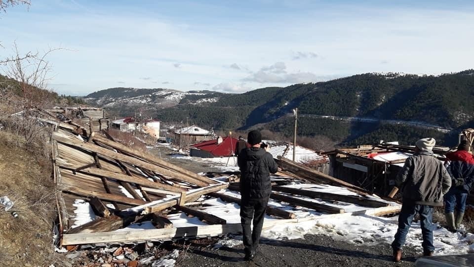 Taşköprü’de Etkili Olan Şiddetli Fırtına Çatıları Uçurdu