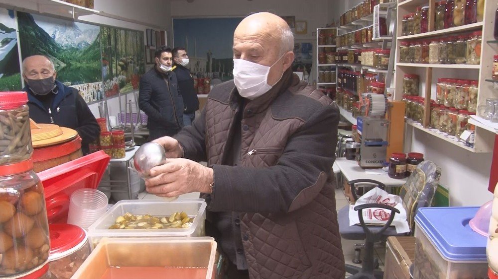 46 Yıllık Turşucudan Yumurtadan Balığa Tam 90 Çeşit Turşu