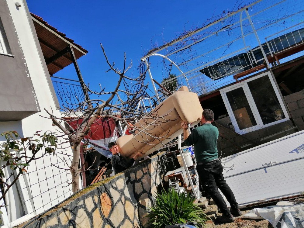 Kemer’de Su Baskınlarında Zarar Gören Vatandaşlara Destek