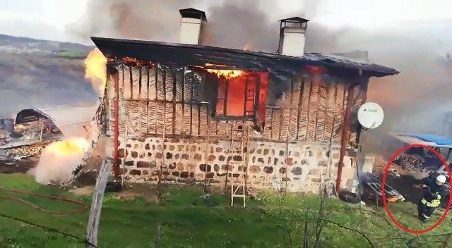İ̇tfaiye Eri, Alevler İçinde Yanarak Çöken Evin Altında Ölümden Döndü