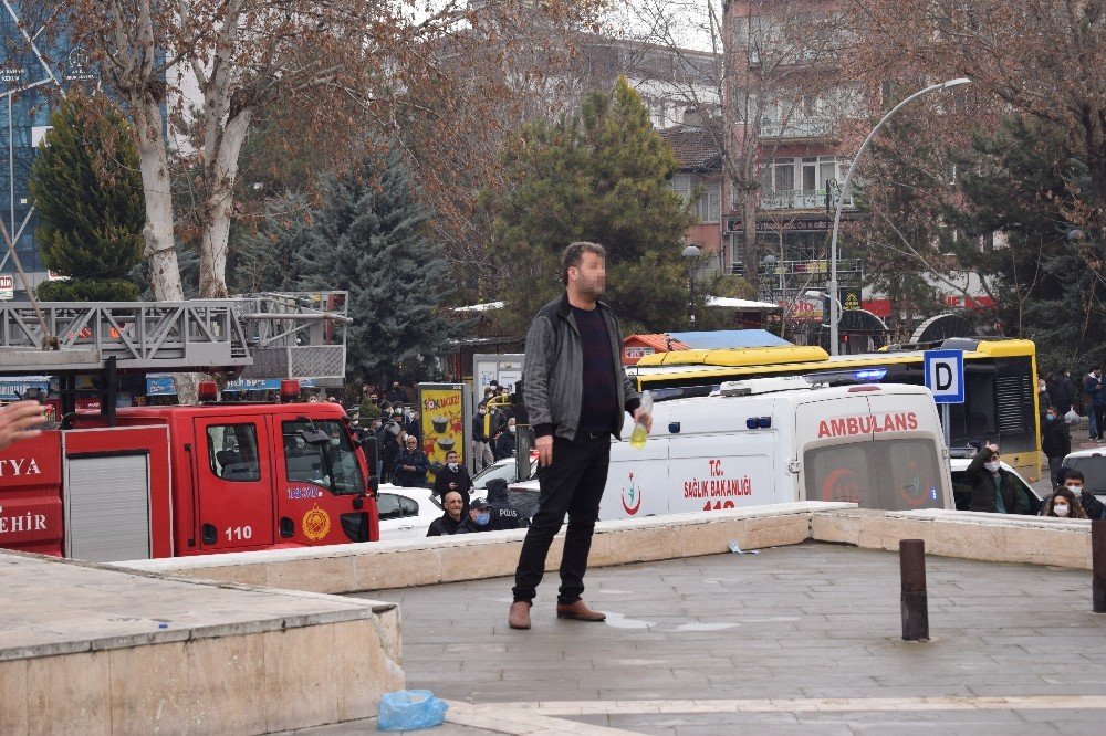 15 Temmuz Meydanı’nda Kendini Yakmaya Çalıştı, Polis İkna Etti