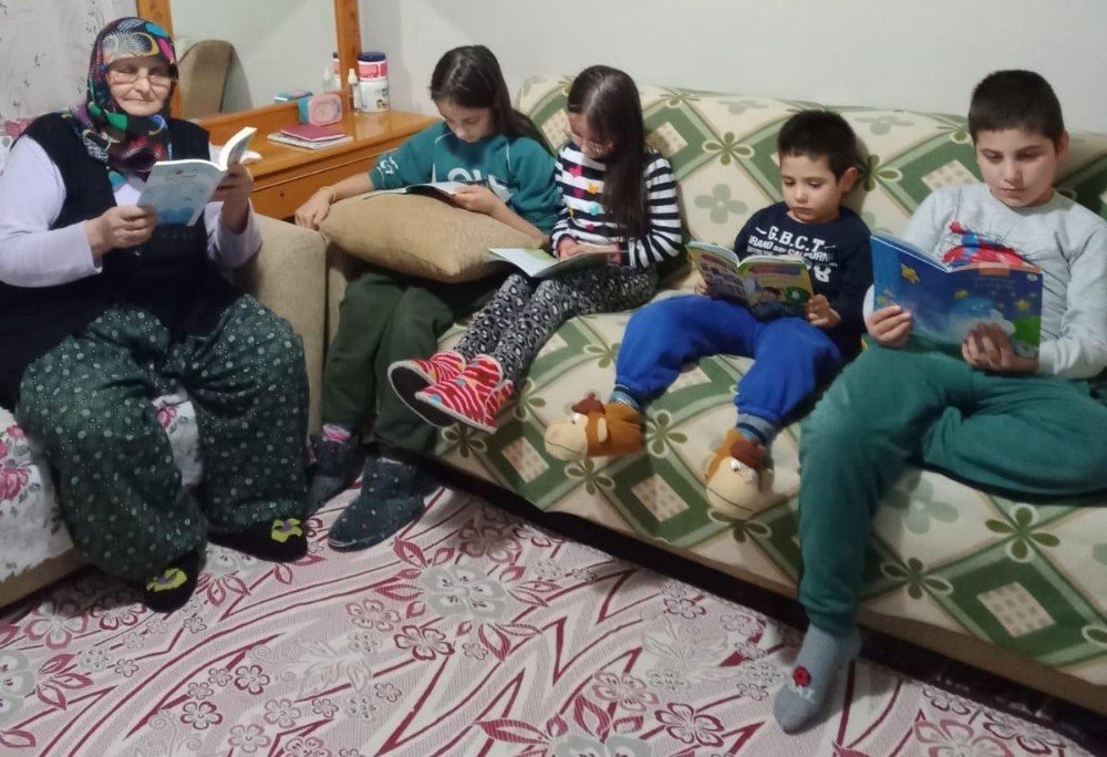 Uzaktan Da Olsa Aynı Anda Kitap Okudular