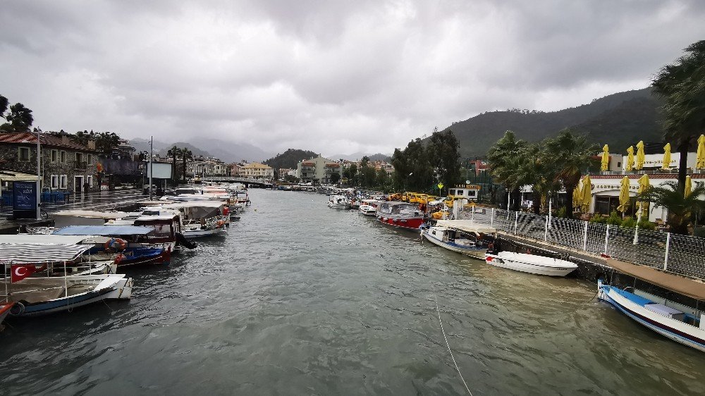 Marmaris’te Lodos Etkili Oluyor