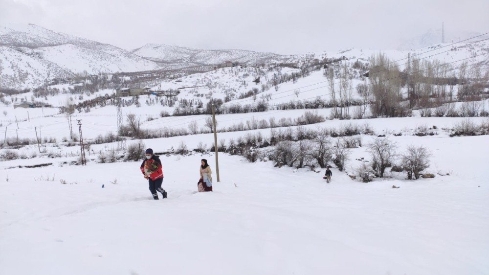 Siirt’te Kar Yolları Kapattı, Umke Ekipler 1 Yaşındaki Bebek İçin Seferber Oldu