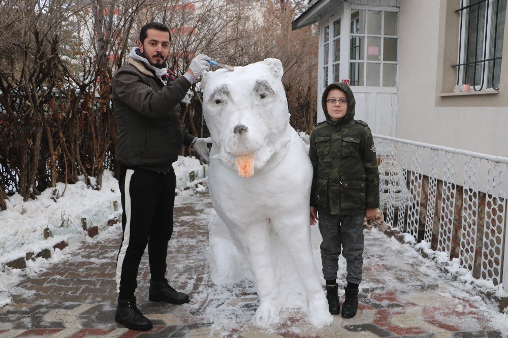 Yeğenleri İstedi, Heykeltıraş 5 Saatte Kardan Kangal Yaptı