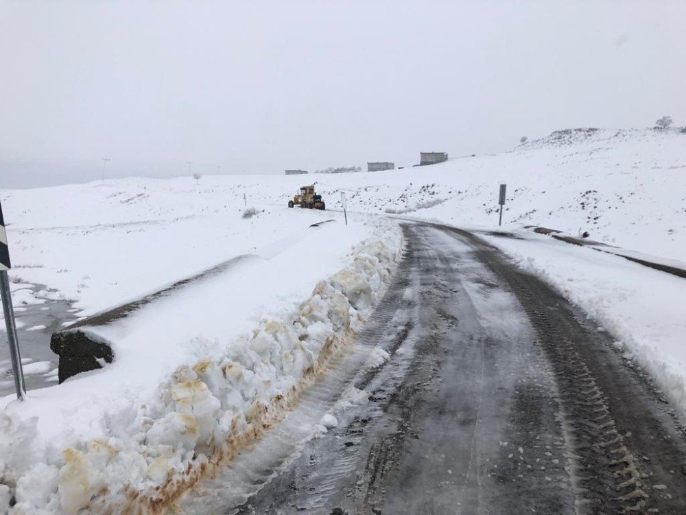 Siverek’te Kar Nedeniyle 11 Mahalle Yolu Ulaşıma Kapandı