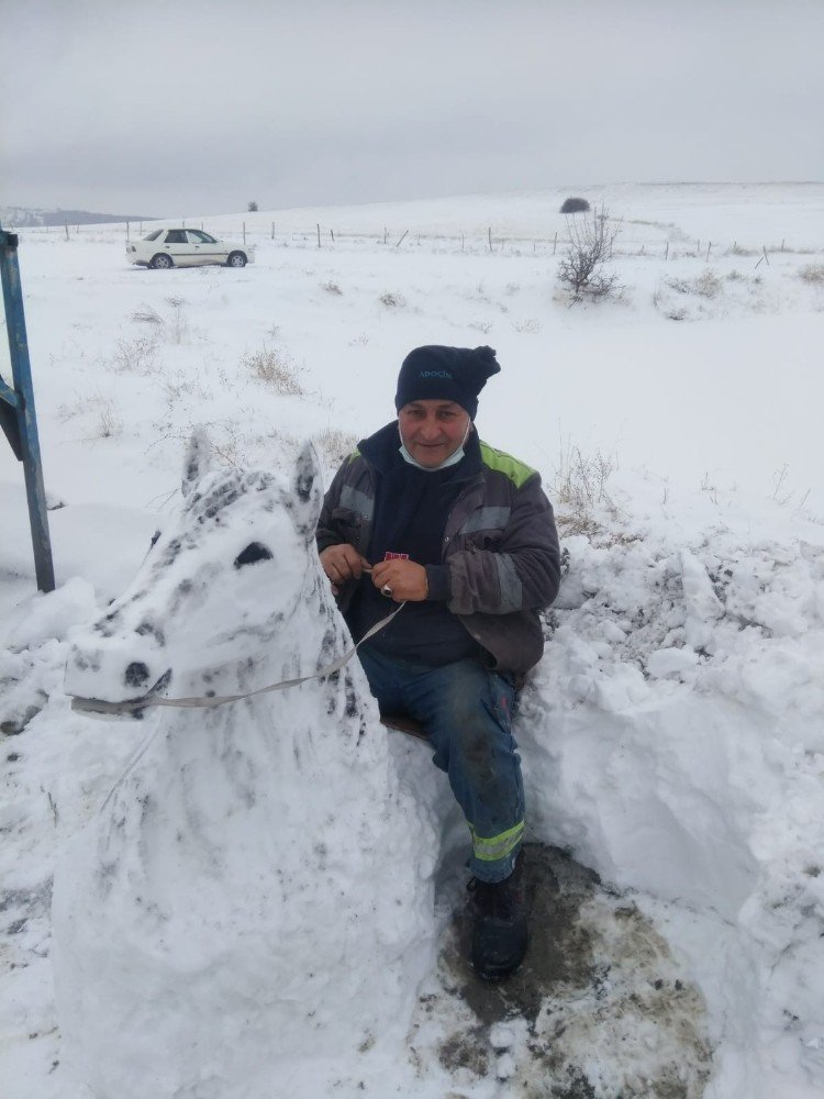 Sanatçılara Taş Çıkardı, Kardan At Büstü Yaptı