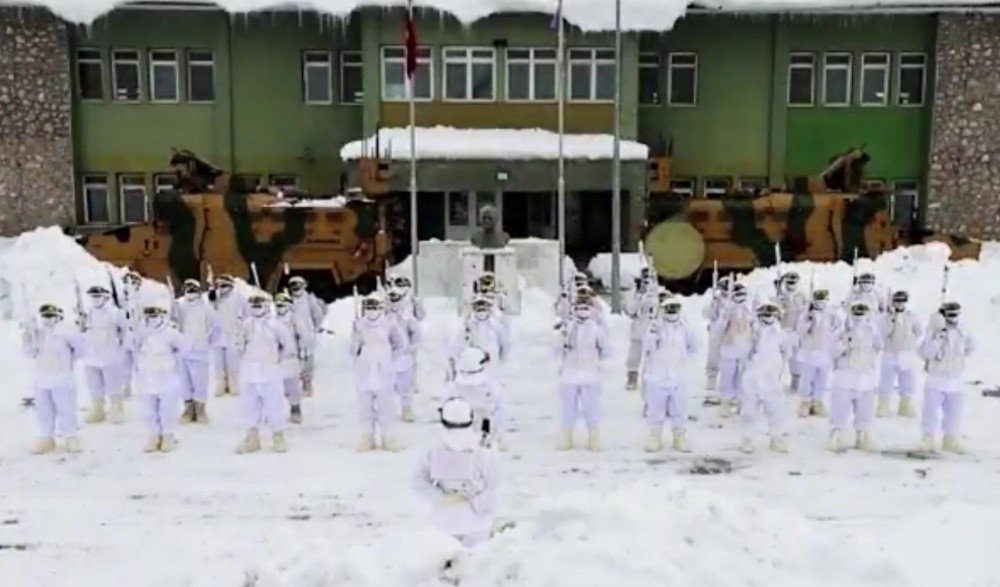 Tunceli’de Jandarma Komandolardan "her Yerde Ben Varım" Mesajı
