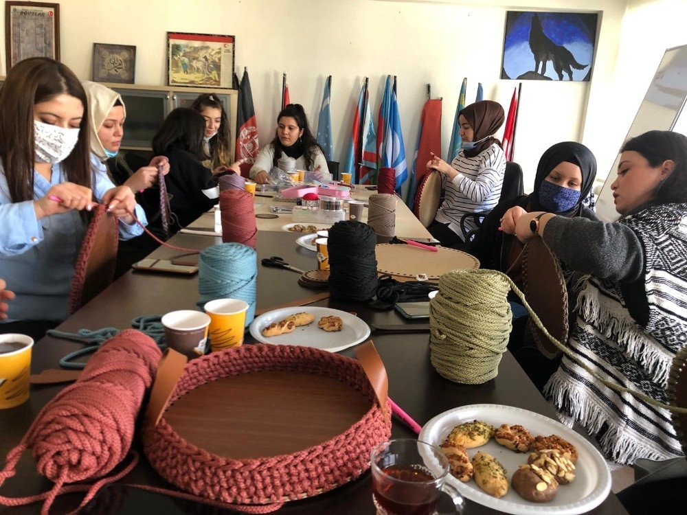 Denizli Ülkü Ocakları’ndan Asenalara Hobi Atölyesi