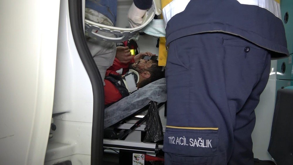 Kısıtlamayı Delip Otomobil İle Otobüs Durağına Daldı, Yaralı Arkadaşlarını Bırakarak Kaçtı