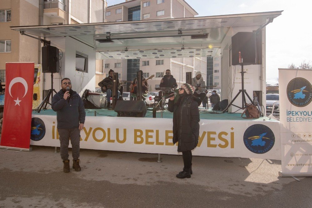 İ̇pekyolu’nda Vatandaşlar Sokak Konserleriyle Moral Buluyor