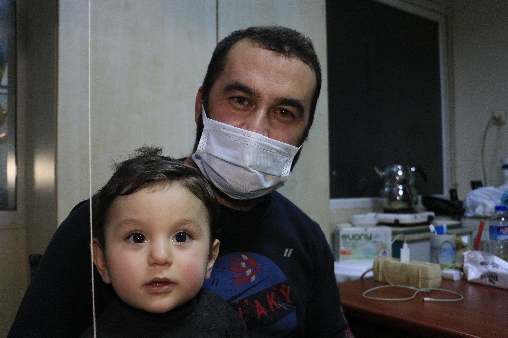 Suriyeli Bebeği Ölümden Polis Kurtardı