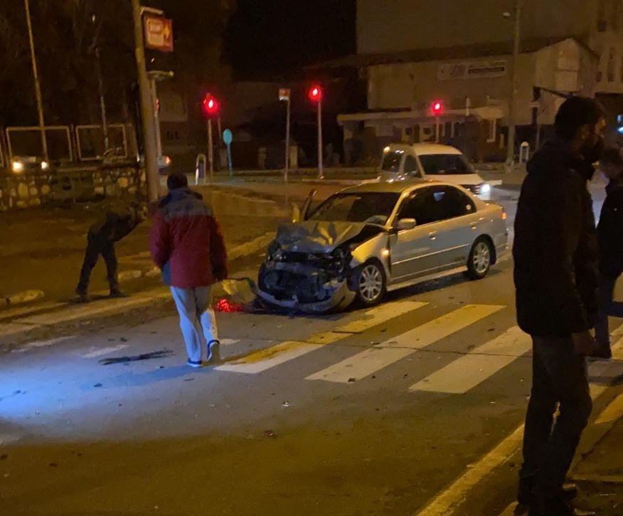 Minibüs İle Otomobil Çarpıştı: 2 Yaralı