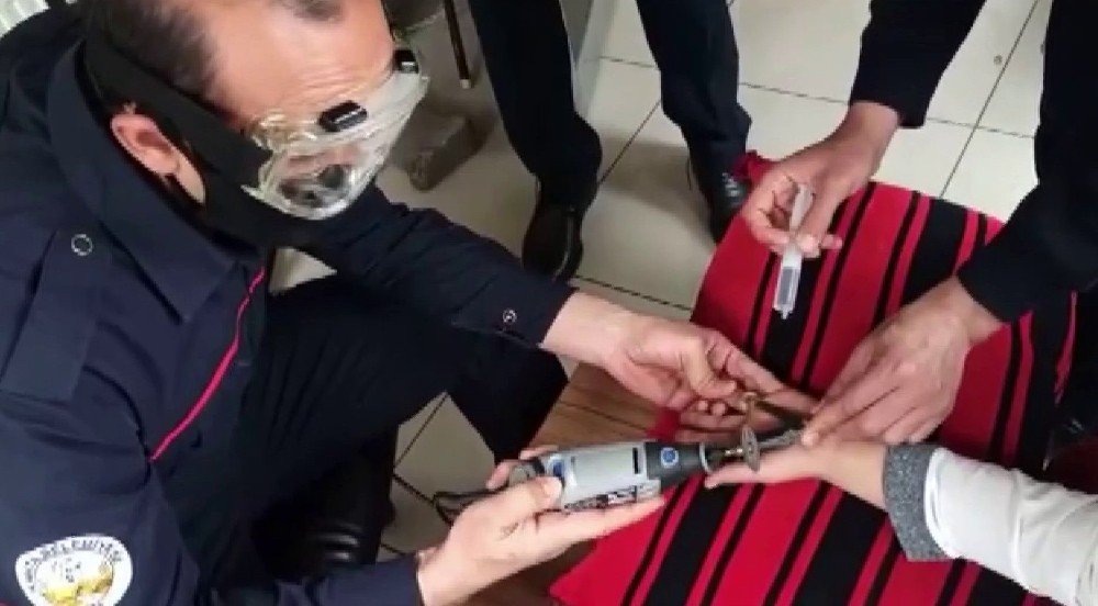 Parmağa Sıkışan Yüzük Kesilerek Çıkarıldı