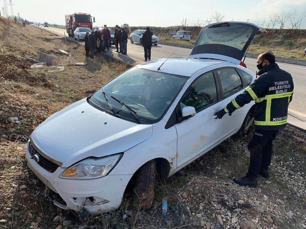 Otomobil Şarampole Girdi: 2 Yaralı