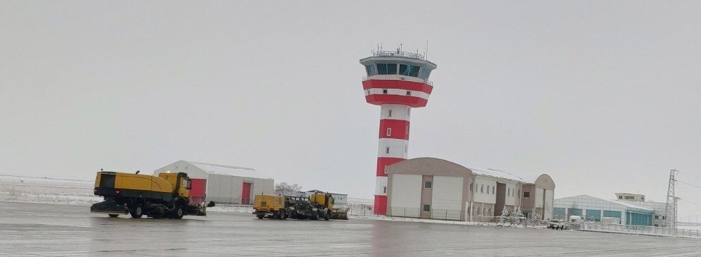 Ağrı Ahmed’i Hani Havalimanı’nda Soğuk Hava Ve Buzla Mücadele Sürüyor