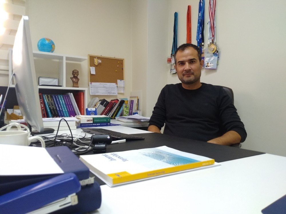 Adü Öğretim Üyesi Dingin’in ’sosyal Medya’ Konulu Kitapları Yayımlandı