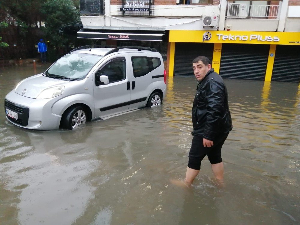 İ̇zmir’i Vuran Sel Felaketiyle Esnaf Ve Vatandaş Çaresiz Kaldı