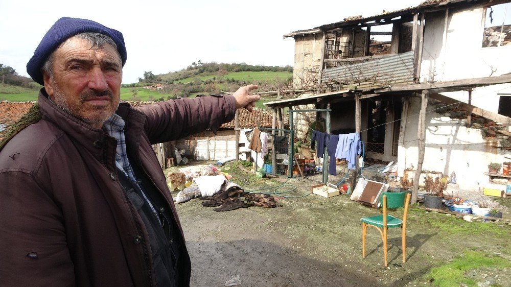 Çanakkale’de Yıldırım Düşen Ev Küle Döndü, Kadınlar Gözyaşlarını Tutamadı