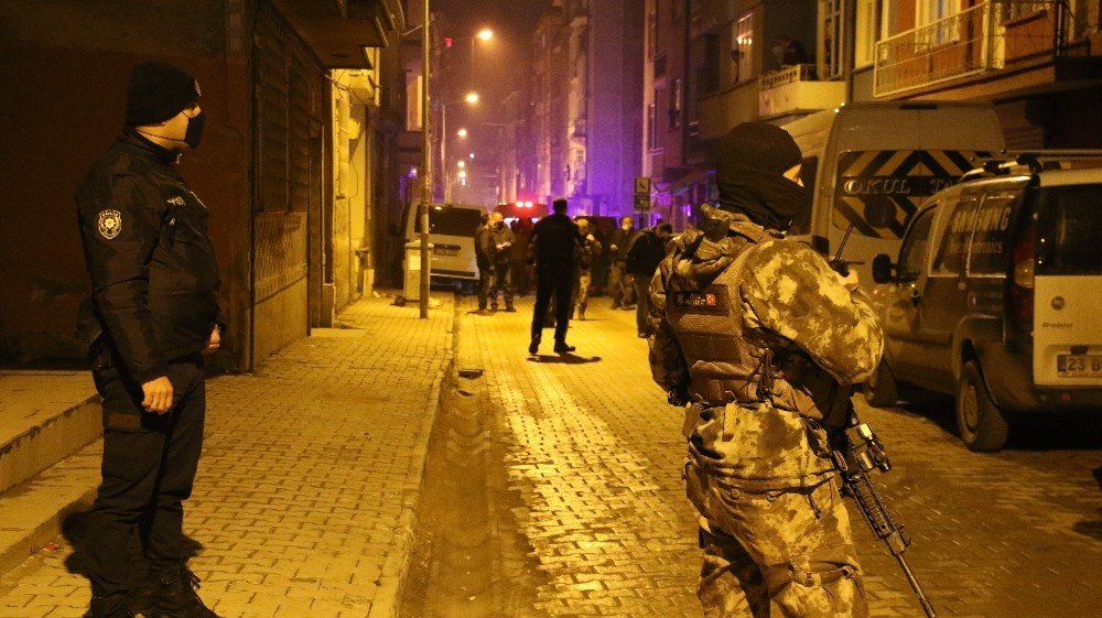 Sokak Arasında Silahlı Kavga: 1 Ağır Yaralı