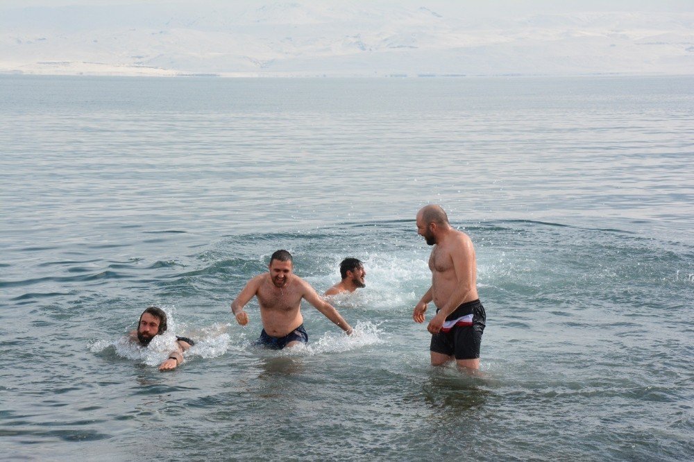 Eksi 15 Derecede Kamp Yapıp Van Gölü’ne Girdiler