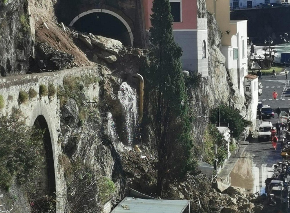 İ̇talya’da Toprak Kayması Yolu Kapattı