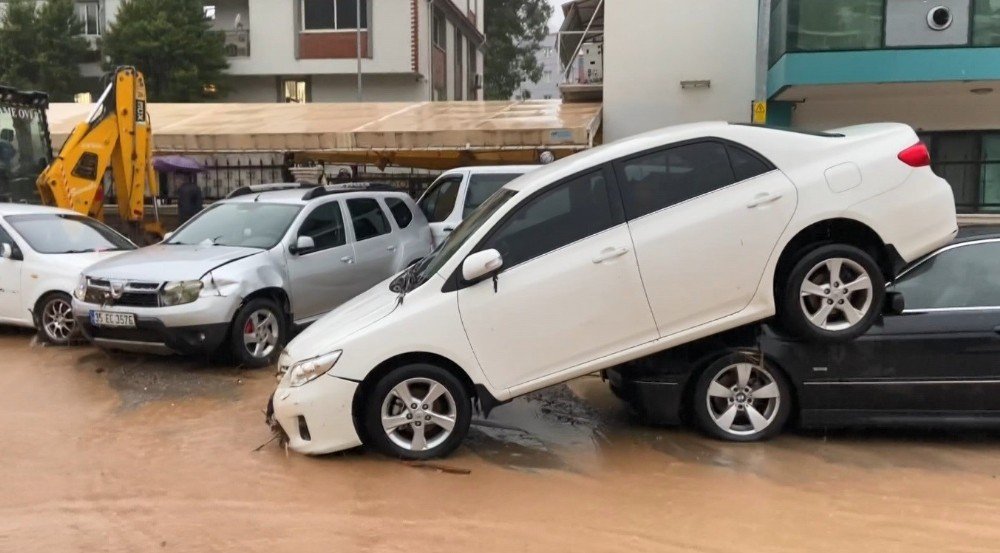 İ̇zmir’de Görülmemiş Sel Felaketi: Vali Köşger Ve Başkan Çalkaya’dan İnceleme