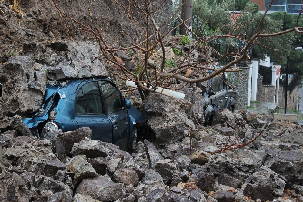 Sağanak Nedeniyle İstinat Duvarı Çöktü, 4 Araç Altında Kaldı